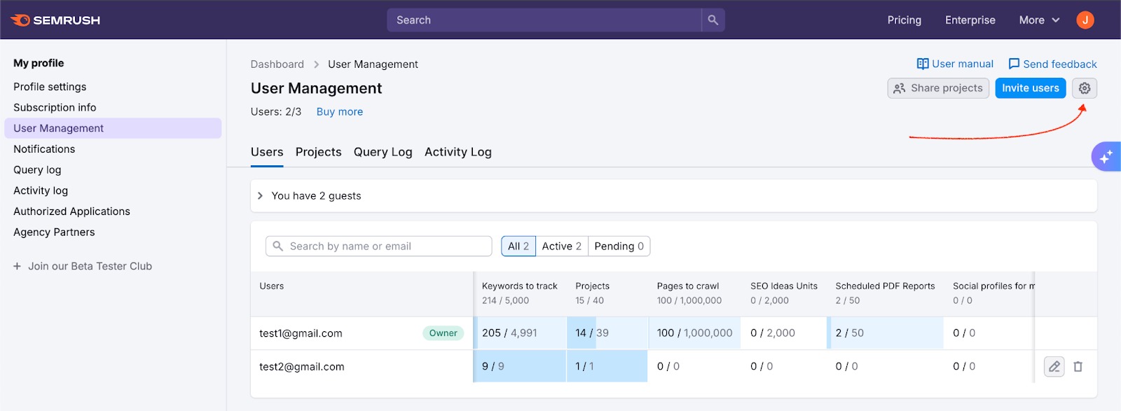 Una flecha roja resalta el botón de configuración en Gestión de usuarios. 